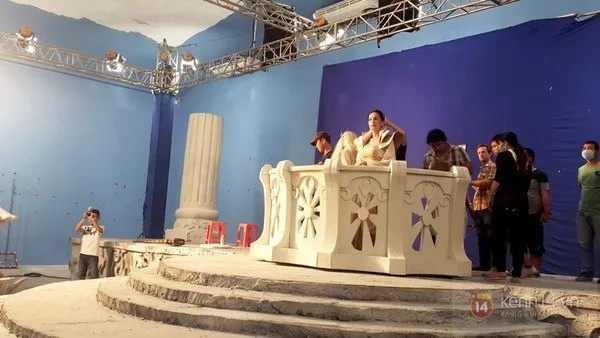 Ti&ecirc;n đ&igrave;nh cũng c&oacute; ghế nhựa