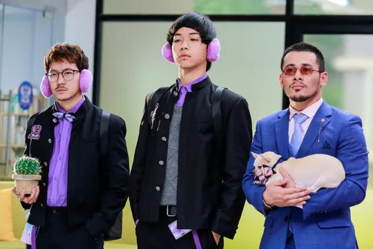 Trường Học B&aacute; Vương giống một bộ phim h&agrave;nh động với h&agrave;ng loạt những t&igrave;nh tiết v&ocirc; l&yacute;, rời rạc, ăn theo phong c&aacute;ch của vua h&agrave;i Ch&acirc;u Tinh Tr&igrave;
