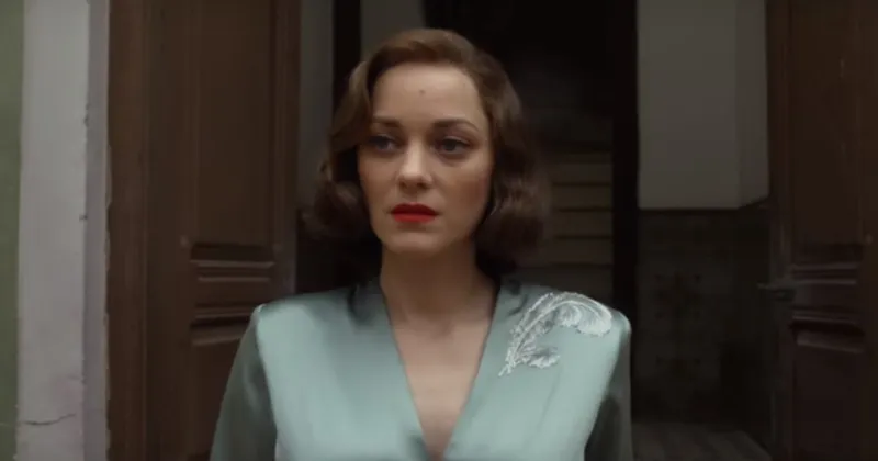 Đoạn trailer mở đầu với h&igrave;nh ảnh nh&acirc;n vật do Marion Cotillard thủ vai từ từ bước ra khỏi căn ph&ograve;ng. Trong bộ v&aacute;y lụa thướt tha, c&ocirc; trở n&ecirc;n quyến rũ hơn bao giờ hết.