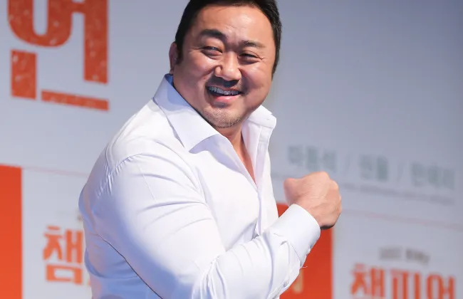 Ma Dong Seok tạo dáng chụp hình tại buổi họp báo cho Champion ở Seoul vào thứ hai.