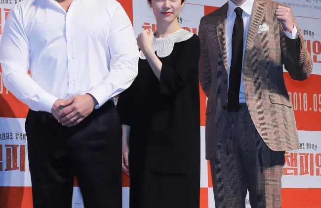 (Từ trái) Ma Dong Seok, Han Ye Ri và Kwon Yul tạo dáng chụp hình tại buổi họp báo cho Champion tại Seoul vào thứ hai
