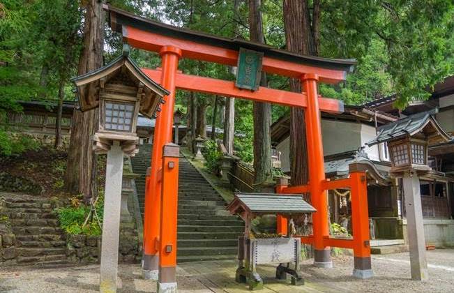 Ngôi đền nằm ở tỉnh Gifu, là hình mẫu của ngôi đền Miyamizu trong phim. Đền Miyamizu là nơi Mitsuha thực hiện những nghi lễ thờ cúng trong trang phục của miko cùng em gái. Đền Hida-Sannogu Hie trong thực tế là nơi tổ chức lễ hội Takayama, một trong những lễ hội truyền thống lớn nhất Nhật Bản, nên cảnh trí trong phim và đời thực có đôi chỗ khác nhau.
