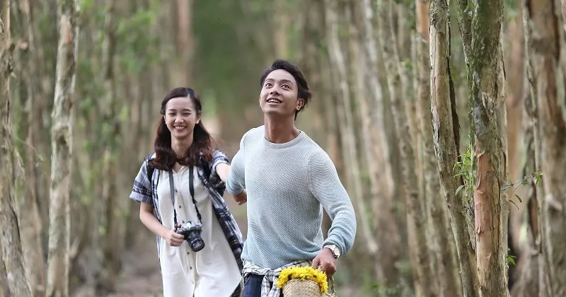 Bí quyết số 4: Tạo cho nhau những khoảnh khắc mới mẻ khi khám phá ở những đồi cao su hay những chuyến xe lam chiều của thôn quê. Tình yêu càng đẹp hơn khi chàng và nàng cùng nhau chu du qua mọi nẻo đường, đưa nhau đến những nơi hoàn toàn xa lạ, ghi lại dấu ấn của riêng mình ở những ruộng đồng thẳng cánh cò bay đến những bờ sông thanh mát. Cho nên đi picnic là một bài học xưa như trái đất nhưng cứ xài là dính.