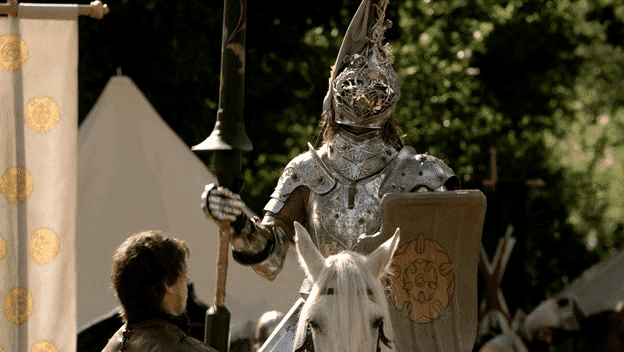 Loras lần đầu tiên xuất hiện mặc một bộ giáp của riêng anh, có lẽ cũng được thiết kế riêng cho những buổi cưỡi ngựa đấu thương. Khiên và thương anh sử dụng đều có gia huy hoa hồng của nhà Tyrell 