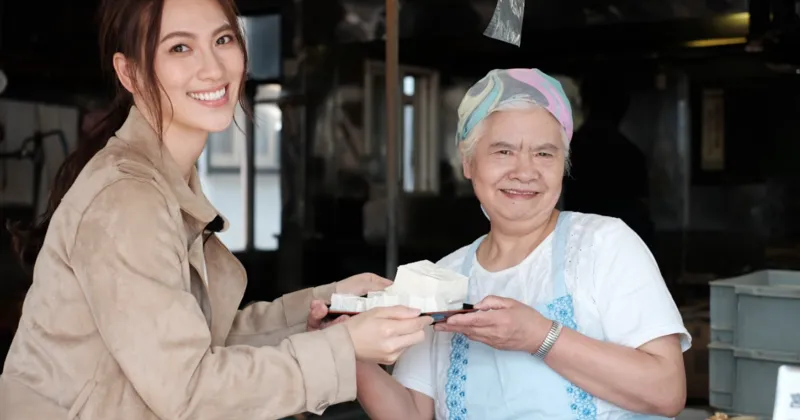 Phương Anh Đào được ghé xưởng làm đậu phụ trứ danh, nơi không ai cưỡng lại được vị thanh mát của những khuôn đậu phụ tươi vừa ra lò và hương thơm ngào ngạt của những khoanh đậu phụ chiên.