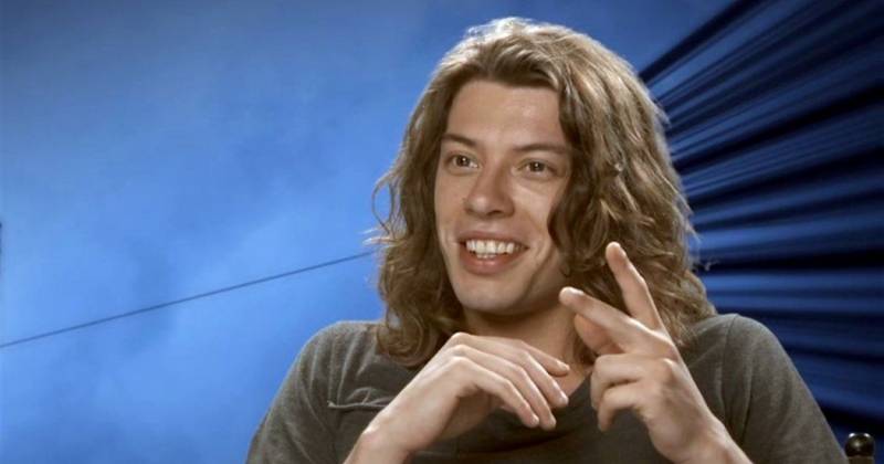 Benedict Samuel trong vai The Mad Hatter.