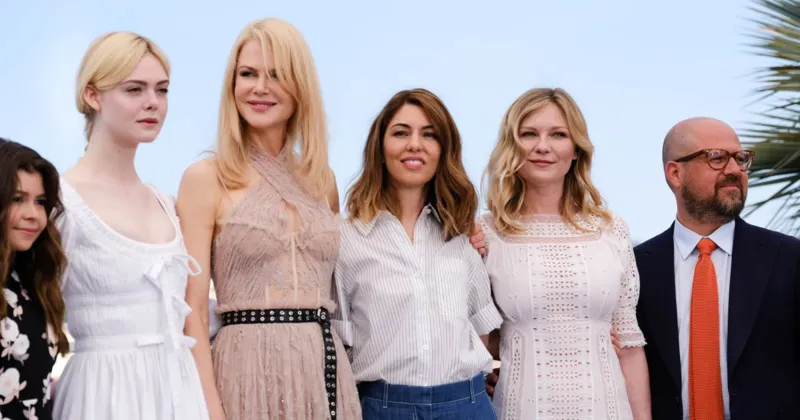 Sánh vai bên dàn diễn viên xinh đẹp, nữ đạo diễn của Những Kẻ Khát Tình Sofia Coppola lựa chọn phong cách trẻ trung khi kết hợp áo sơ mi kẻ cùng quần jeans ống rộng.
