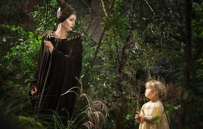Con gái Vivienne của Angelina Jolie là người thủ vai Công chúa ngủ trong rừng lúc còn nhỏ. Bé được chọn vì không hề cảm thấy sợ hãi khi trông thấy mẹ trong bộ trang phục của Tiên hắc ám. Hai bé con khác của Jolie là Pax Thiên và Zahara cũng sẽ xuất hiện trong cảnh ban phước ở đầu phim.