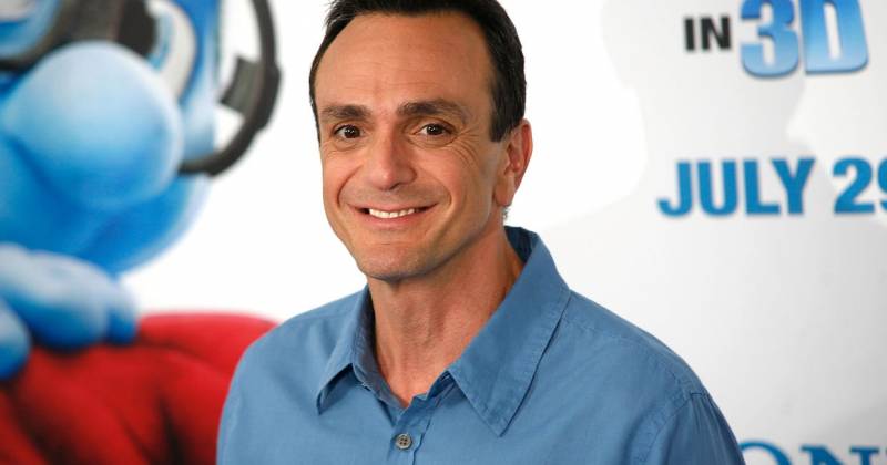 Hank Azaria được biết đến nhiều qua The Simpsons, chính là người đã tạo nên tiêu chuẩn giọng nói cho Venom sau này. (Ảnh: Parade)