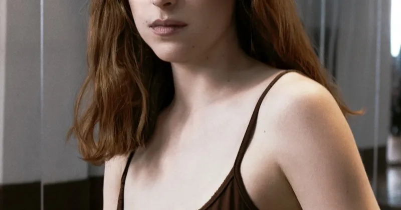 Poster mới của Suspiria tập trung vào Dakota Johnson. (Coming Soon)