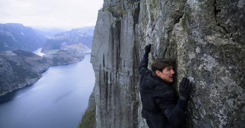 Ở tuổi 56, Tom Cruise vẫn tự mình thực hiện nhiều pha hành động nguy hiểm (Via IMDb).