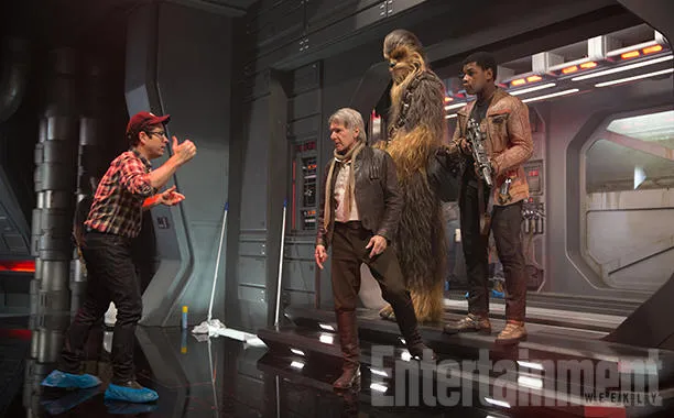 J.J.Abrams trên phim trường cùng dàn cast.