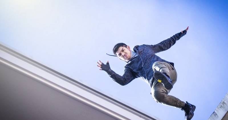 Cường Seven tự thực hiện các cảnh bay nhảy nguy hiểm trên mái nhà 