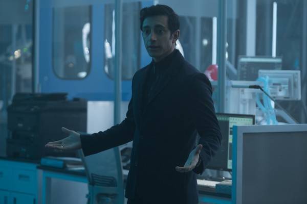 Riz Ahmed trong vai Carlton Drake - người đứng đầu Life Foundation. (Ảnh: Sony)