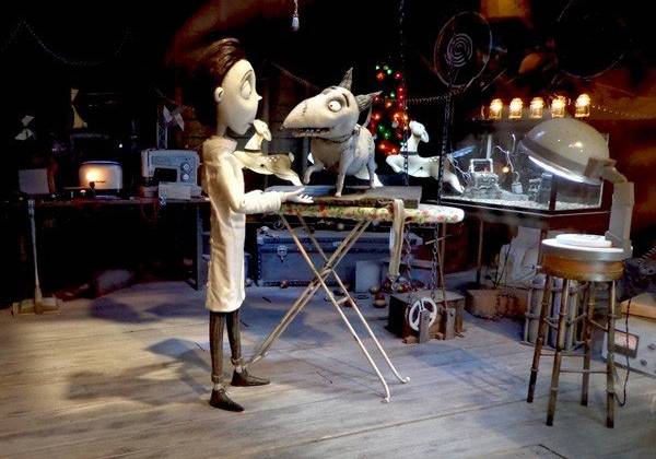 Phòng thí nghiệm là bối cảnh không thể thiếu trong bộ phim. Đây là “hang ổ hoạt động” ưa thích của nhà khoa học nhỏ tuổi hơi tưng tưng này. Cũng chính nơi đây, cậu chàng đã tái sinh thành công cho Sparky một cuộc sống mới theo cách giống y hệt Frankenstein ngày trước.