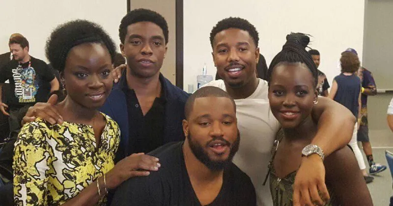Từ tr&aacute;i qua: Okoye (Danai Gurira), Erik Killmonger (Michel B. Jordan), Black Panther (Chadwick Boseman), Nakia (Lupita Nyong) v&agrave; đạo diễn Ryan Coogler.