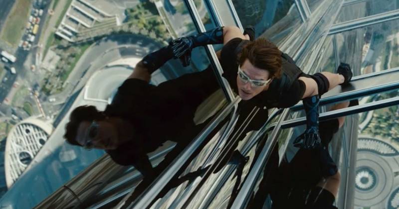 5. Mission: Impossible – Ghost Protocol (2011) – Cảnh biểu tượng nhất trong phim và trong cả thương hiệu đấy là khi Cruise trong vai Ethan đang cố gắng leo lên tòa nhà Burj Khalifa. Tom Cruise đã mất 8 ngày lơ lửng, lúc lắc trên tòa nhà để thực hiện cho xong cảnh quay này. (Via The Wrap)