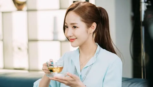 Cho d&ugrave; trong chuyện t&igrave;nh cảm hay c&ocirc;ng việc th&igrave; thư k&yacute; Kim lu&ocirc;n đi thẳng v&agrave;o vấn đề. (Soompi)