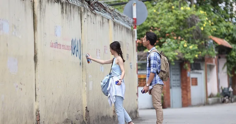 Bí quyết số 1: Thỉnh thoảng làm cái gì đó điên rồ 1 chút để tận hưởng “cảm giác mạnh…” Đó là thêm chữ NHA vào các câu cảnh báo trên tường