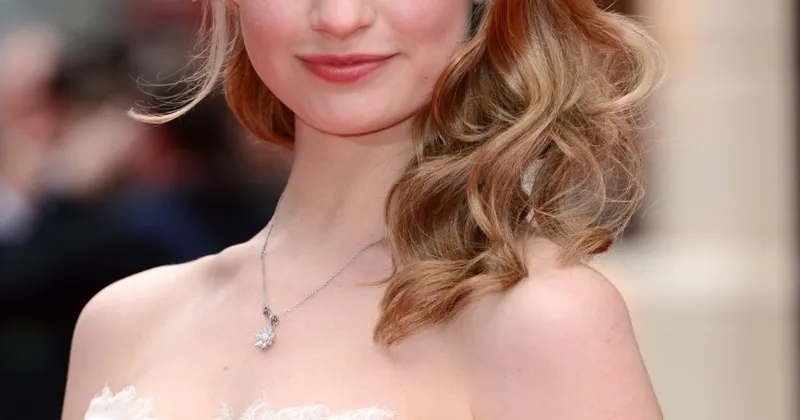 N&agrave;ng &ldquo;Lọ Lem&rdquo; Lily James sẽ sắm vai thư k&yacute; ri&ecirc;ng của ng&agrave;i Thủ tướng