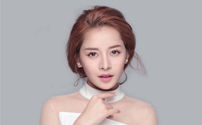 Nữ diễn viên xinh đẹp Chi Pu vào vai cô nàng Hạ Linh (Min Hari) thành đạt, sang chảnh với gout thời trang nổi bật. 