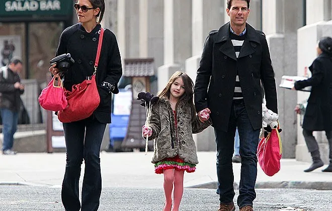 Tom Cruise v&agrave; Katie Holmes thời c&ograve;n hạnh ph&uacute;c.
