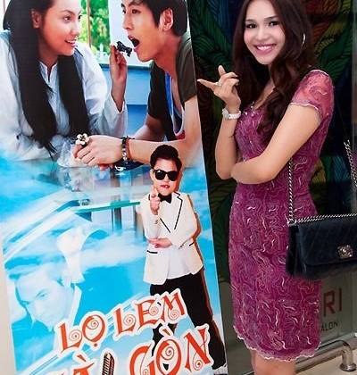 Người đẹp Diệu Hân, một khán giả khách mời trong đêm chiếu phim, bên poster Lọ Lem Sài Gòn.
