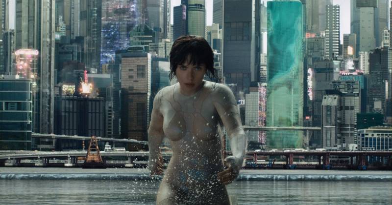 Scarlett Johansson và trang phục tàng hình khiến người hâm mộ ngỡ ngàng ngay sau trailer đầu tiên.