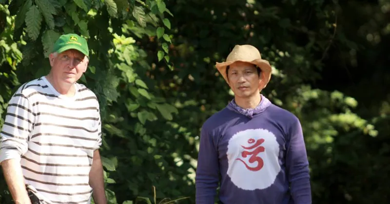 DOP Garry Waller (tr&aacute;i) v&agrave; đạo diễn Dustin Nguyễn