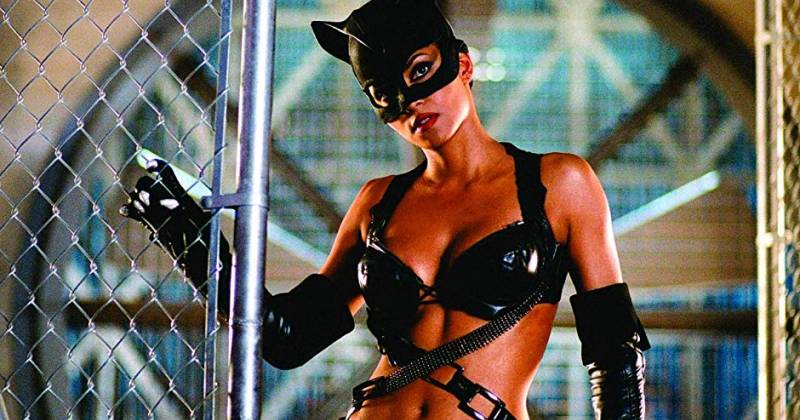 Halle Berry đóng vai Catwoman trong phim cùng tên ra mắt năm 2004. (Via Elle)