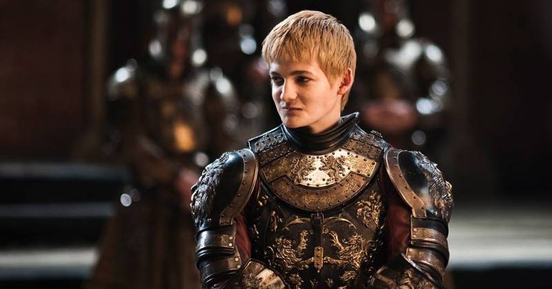 Bộ giáp của Joffrey thì khắc biệt so với bộ của Jaime/Tywin hay Kevan. Cầu kì hơn hẳn. Trang phục của Joffrey trên phim khác so với truyện miêu tả. Trong truyện thì bất kì bộ cánh nào của Joffrey cũng luôn có sự kết hợp giữa gia huy hai nhà Baratheon và Lannister. 