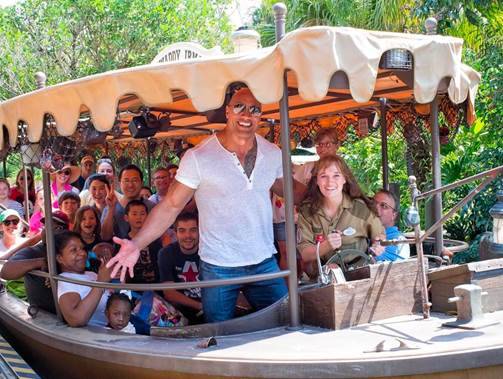 The Rock chụp ảnh cùng các thành viên của đoàn làm phim Jungle Cruise (Disney)