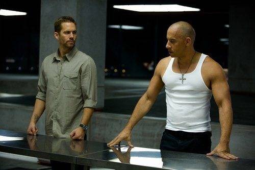 Paul Walker và Vin Diesel trong một cảnh phim Fast & Furious 6. Ảnh: Universal.