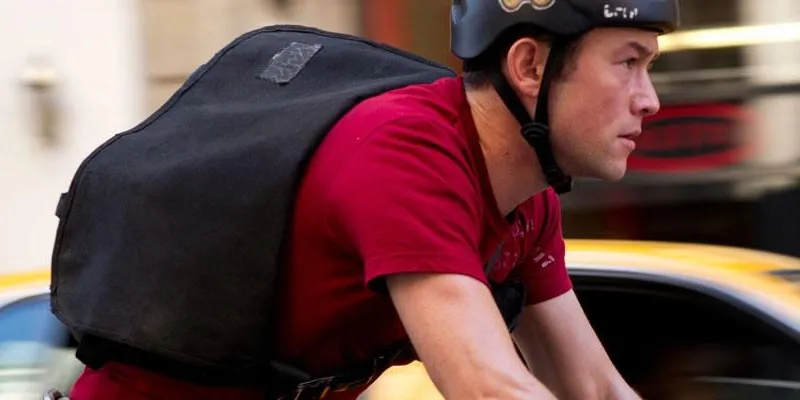 Joseph Gordon Levitt v&agrave;o vai anh ch&agrave;ng bưu t&aacute; Wilee. Ảnh: Sony.