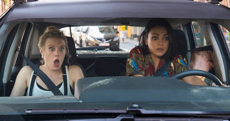Bánh bèo bất đắc dĩ phải đấu súng, đua xe để bảo toàn mạng sống
