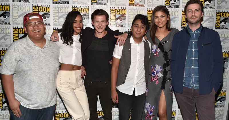 Từ tr&aacute;i qua: Ned Leeds (Jacob Batalon),Liz Allan (Laura Harrier), Spider-Man (Tom Holland), Flash Thompson (Tony Revolori), Flash Thompson (Tony Revolori),Michelle (Zendaya) v&agrave; đạo diễn Jon Watts.