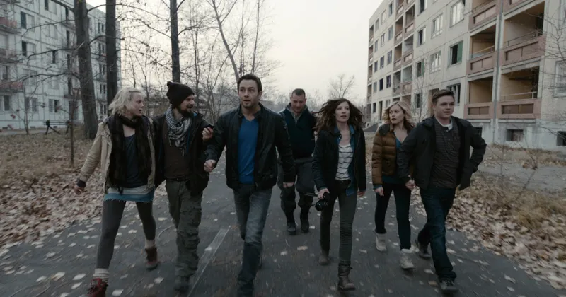 Nhóm bạn trẻ đi du lịch trong phim "Chernobyl Diaries". Ảnh: Warner Bros.