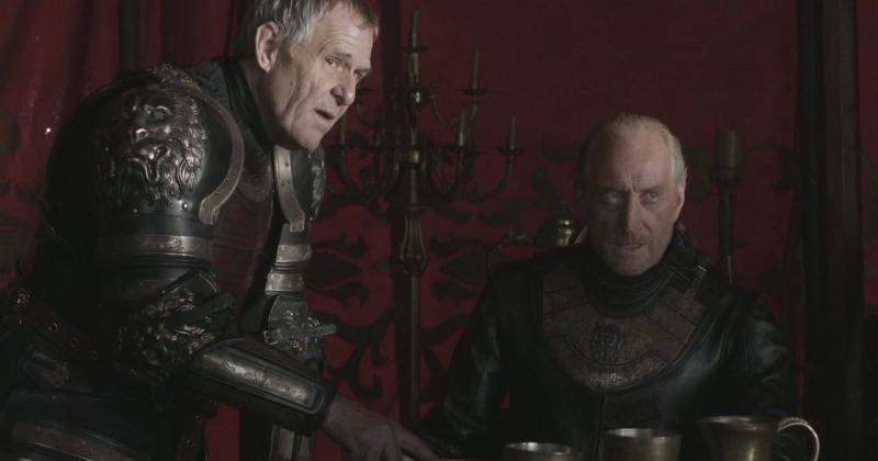 Kevan Lannister cũng mặc giáp phục của tướng chỉ huy, khác biệt với lính quèn thông thường. Bộ đồ da của Tywin kia không biết có phải đồ mặc bên trong?