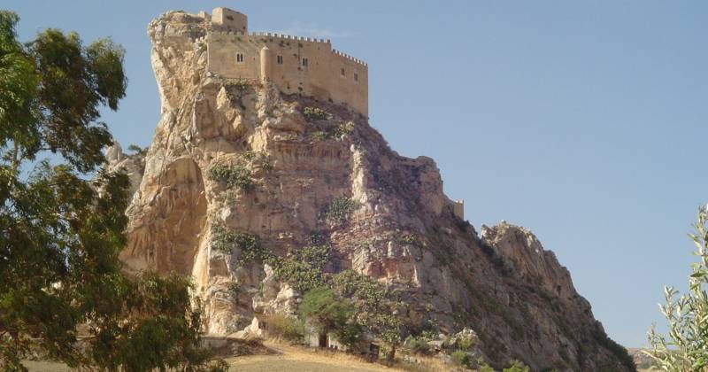 Lâu đài Manfredonico di Mussomeli trông khá giống Casterly Rock bản gốc.