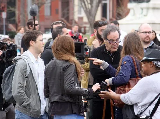 Đạo diễn Oliver Stone tr&ecirc;n phim trường Snowden