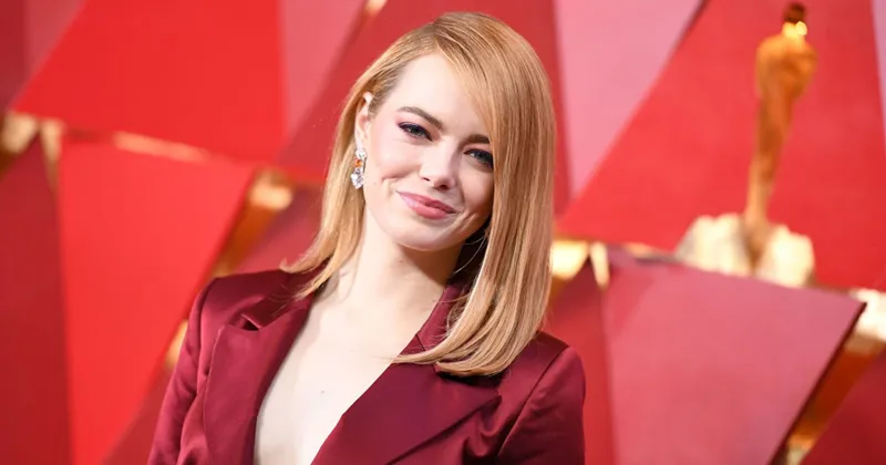 Chủ nhân của tượng vàng Oscar 2017 - Emma Stone trong trang phục áo kiểu vest, quần lụa và ngực xẻ sâu khêu gợi không kém gì các mỹ nhân mặc váy dạ hội khác