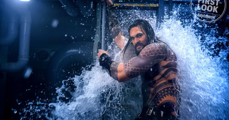 Aquaman (Jason Momoa) tấn công một tàu ngầm đang bị hải tặc chiếm lĩnh