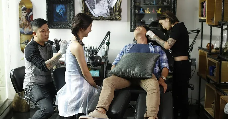 Bí quyết số 2: Đôi lúc cùng nhau làm 1 cái gì đó như “tạo dấu ấn trên da” chẳng hạn.
Kết quả: Xăm lên chữ “đây là cái hình xăm” cho nó máu. Khỏi ai bắt bớ mà trai u sầu lại ấn tượng về mình khủng khiếp vì khoảng “lạ”.