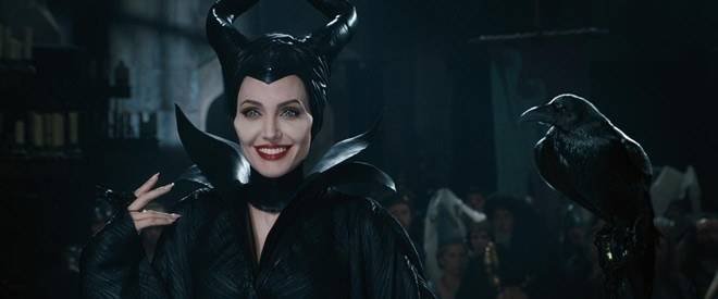 Angeline Jolie đóng vai trò quan trọng trong việc phát triển tạo hình nhân vật Maleficent. Chiếc sừng của cô được làm bởi các nghệ nhân là chuyên gia trong lĩnh vực đồ thờ tế.