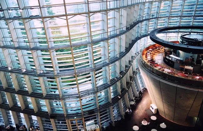 Bảo tàng nghệ thuật này nằm ở Roppongi, xuất hiện trong cảnh hẹn hò của Taki và Miki. Nhà hàng Ý mà Miki và Taki làm việc có tên là "Brasserie Paul Bocuse Le Musée" nằm trên tầng 3 của nơi này.
