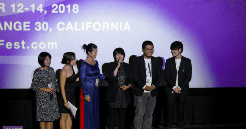 Đạo diễn Cao Thúy Nhi, nam diễn viên chính Takafumi Akutsu, nhà sản xuất Phạm Thanh Tân thay mặt đoàn phim nhận giải thưởng này