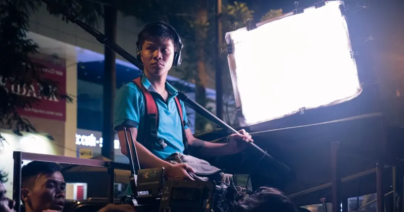 Một cảnh quay đ&ecirc;m của đo&agrave;n l&agrave;m phim T&ocirc;i Đưa Em với sự chuẩn bị kỹ c&agrave;ng về m&aacute;y m&oacute;c thiết bị. (Ảnh: GJ CGV)