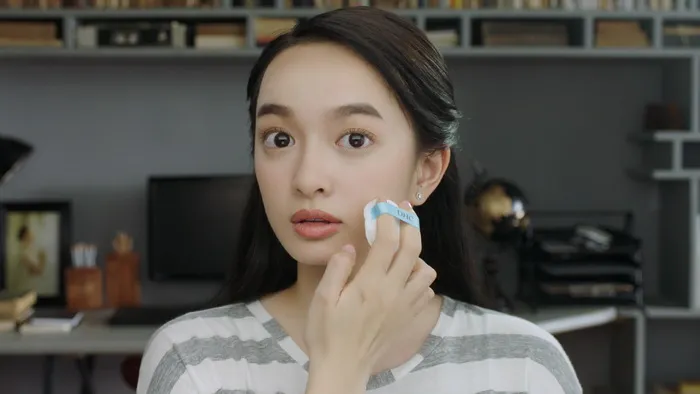 ...Châu là cô nữ sinh tuổi teen nhưng nghiêm túc như bà cụ non