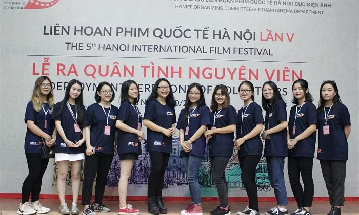 C&aacute;c bạn T&igrave;nh nguyện vi&ecirc;n chụp ảnh kỷ niệm. (Ảnh: Cục Điện Ảnh)