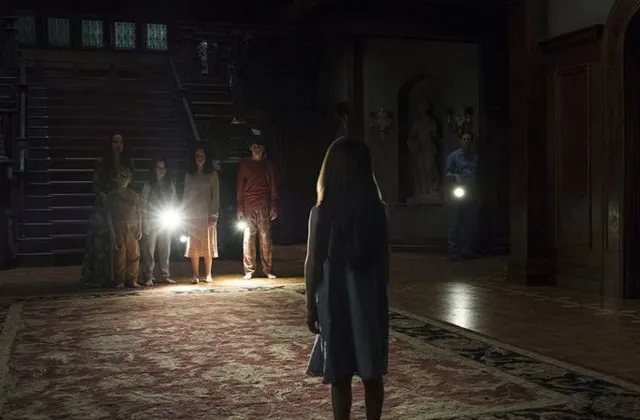 Mike Flanagan đ&atilde; kh&ocirc;ng để ph&iacute; bất cứ ph&uacute;t gi&acirc;y n&agrave;o l&ecirc;n h&igrave;nh. (Ảnh: Netflix)